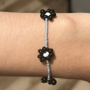 Beaded flower daisy style bracelet home made